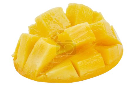 Köstliche reife geschnittene Mango isoliert auf weißem Hintergrund. Exotische Früchte. Datei enthält Schnittpfad.