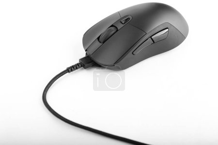 Foto de Ratón de ordenador negro con un cable sobre un fondo blanco. Equipos de oficina - Imagen libre de derechos