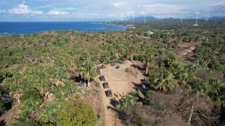 Foto de Turistas en quads cerca de Punta Patilla vista al cielo - Imagen libre de derechos
