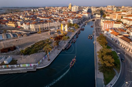 Foto de Aveiro, barcos en el canal, puesta de sol vista aérea Zenital - Imagen libre de derechos