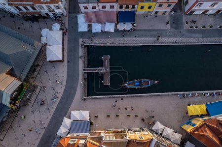 Foto de Aveiro, Portugal Canal de barcos moliceiro de colores, Zenital, vista aérea - Imagen libre de derechos