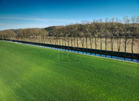 Foto de Drone vista de un campo en el campo de Dordoña - Imagen libre de derechos