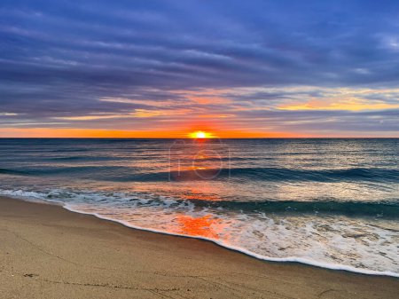 Téléchargez les photos : Coucher de soleil à l'horizon sur la plage de Canet en Roussillon - en image libre de droit