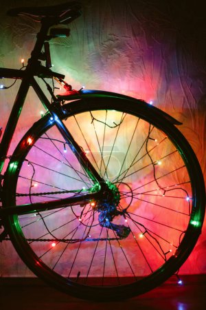 Téléchargez les photos : Bicyclette décorée avec des lumières de Noël - en image libre de droit