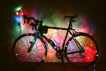 Téléchargez les photos : Bicyclette décorée avec des lumières de Noël - en image libre de droit
