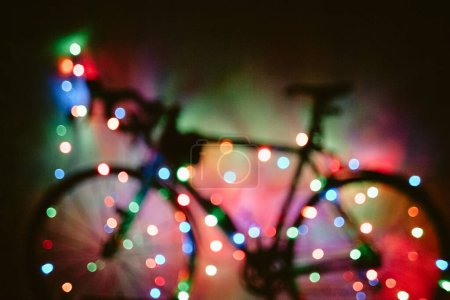 Téléchargez les photos : Vélo flou décoré avec des lumières de Noël hors foyer - en image libre de droit