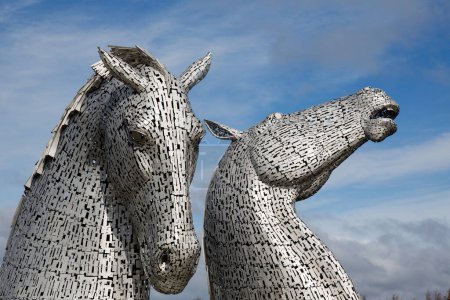 Téléchargez les photos : Vue rapprochée des figures du cheval mythe Kelpie dans un parc public de Falkirk en Écosse - en image libre de droit