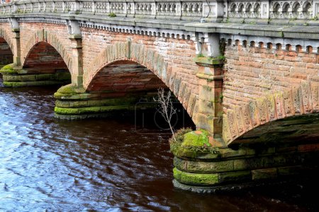 Téléchargez les photos : Arcs en pierre d'un pont routier fluvial dans une ville urbaine - en image libre de droit