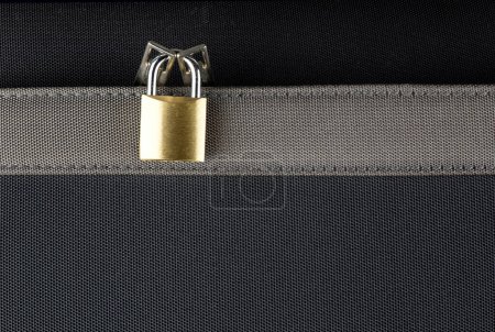 Téléchargez les photos : Petit cadenas en laiton sécurisant un compartiment valise à fermeture éclair - en image libre de droit