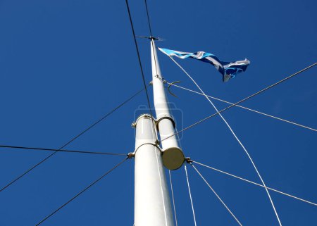 Bandera de saltire escocesa ondeando en un asta de bandera de metal alto en el campo de batalla de Bannockburn en Escocia