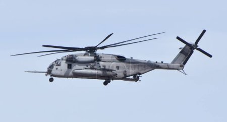 Téléchargez les photos : Yuma, États-Unis - 11 mars 2023 : Un super étalon Sikorsky CH-53E du Corps des Marines vole à MCAS Yuma. - en image libre de droit