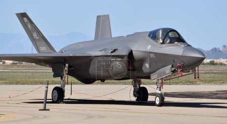 Téléchargez les photos : Tucson, AZ, États-Unis - 25 mars 2023 : Un chasseur de frappe interarmées F-35 de l'US Air Force (Lightning II) sur une piste de la base aérienne Davis-Monthan. - en image libre de droit