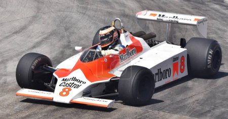 Téléchargez les photos : Long Beach, CA - 15 avril 2023 : La McLaren M30 au Grand Prix de Long Beach, pilotée par Alain Prost lors de la saison 1980 F1. - en image libre de droit