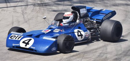 Foto de Long Beach, CA - 15 de abril de 2023: El Tyrrell 003 en el Gran Premio de Long Beach, conducido por Jackie Stewart en las temporadas 1971 y 1972 de F1. - Imagen libre de derechos