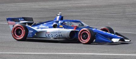 Foto de Indianápolis, IN - 11 de mayo de 2024: Linus Lundqvist, piloto de IndyCar, compite en el Gran Premio de Indianápolis en el No. 8 coche. - Imagen libre de derechos