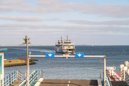 Foto de Den Helder, Países Bajos. Octubre de 2022. Esperando el ferry a Texel. Foto de alta calidad - Imagen libre de derechos