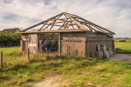 Téléchargez les photos : Texel, Pays-Bas. Octobre 2022,. Une vieille grange à moitié effondrée sur Texel. Photo de haute qualité - en image libre de droit