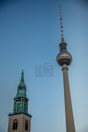 Téléchargez les photos : Berlin, Allemagne. Novembre 2022. Le Fernsehturm et St Marienkirche à Berlin. Photo de haute qualité - en image libre de droit