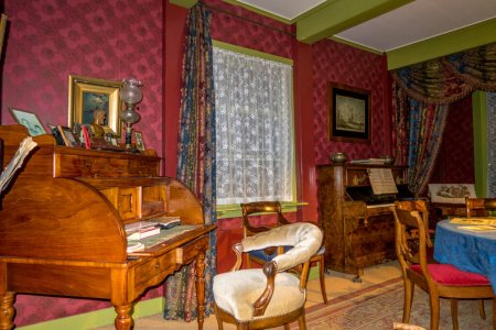 Foto de Enkhuizen, Países Bajos. Octubre de 2022. Interior vintage de una sala de estar holandesa de 1920. Foto de alta calidad - Imagen libre de derechos