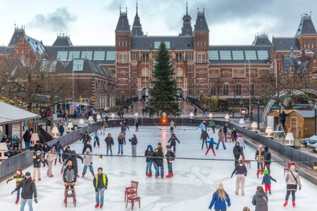 Foto de Ámsterdam, Países Bajos. Diciembre de 2022. La pista de patinaje sobre hielo en el Museumplein de Ámsterdam. Foto de alta calidad - Imagen libre de derechos