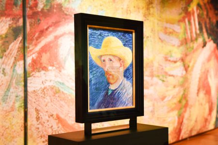 Foto de Amsterdam, Netherlands. January 2023. Visitors admiring a self portrait of Vincent van Gogh. High quality photo - Imagen libre de derechos