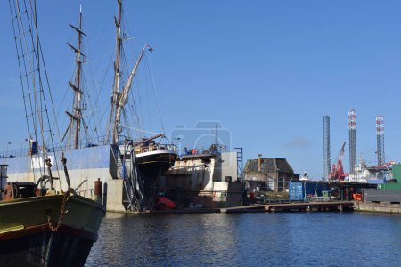 Téléchargez les photos : Den Helder, Pays-Bas. Avril 2023. Vieilles goélettes et grands navires dans le port de Den Helder. Photo de haute qualité - en image libre de droit
