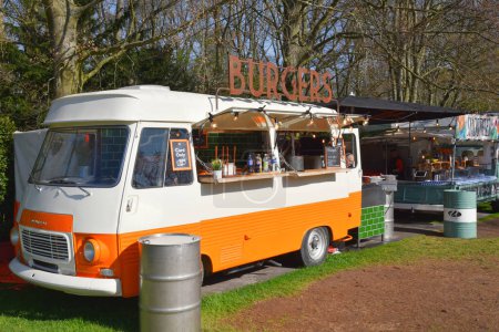 Téléchargez les photos : Lisse, Pays-Bas. Mai 2023. Un vieux food truck vendant des hamburgers. Photo de haute qualité - en image libre de droit