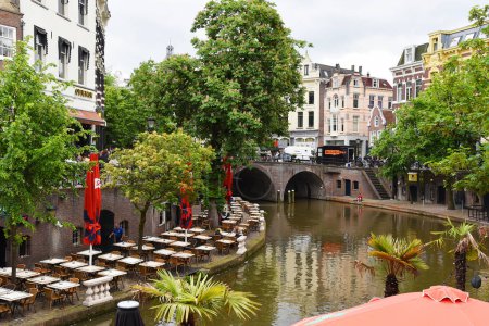 Téléchargez les photos : Utrecht, Pays-Bas. Mai 2023. Les canaux et les caves de quai dans le centre d'Utrecht. Photo de haute qualité - en image libre de droit