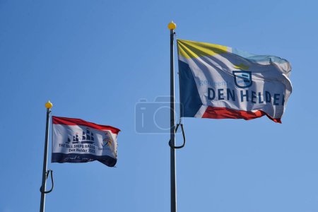 Foto de Den Helder, Países Bajos. 31 de mayo de 2013.La bandera del evento náutico Vela 2023 y el municipio de Den Helder. Foto de alta calidad - Imagen libre de derechos