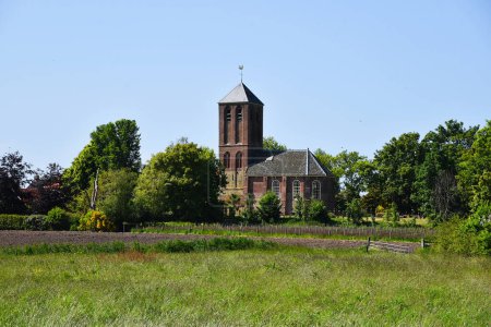 Téléchargez les photos : Westerland, Pays Bas. Le 2 juin 2023. La vieille église de Westerland. Photo de haute qualité - en image libre de droit