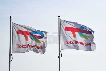 Téléchargez les photos : Den Helder, Pays-Bas. Le 2 mai 2023. Drapeaux volants de Total Energies, une grande compagnie pétrolière. Photo de haute qualité - en image libre de droit