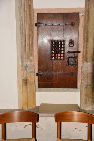 Téléchargez les photos : Utrecht, Pays-Bas. Le 8 mai 2023. Ancienne porte d'une cellule de prière dans la cathédrale d'Utrecht. Photo de haute qualité - en image libre de droit