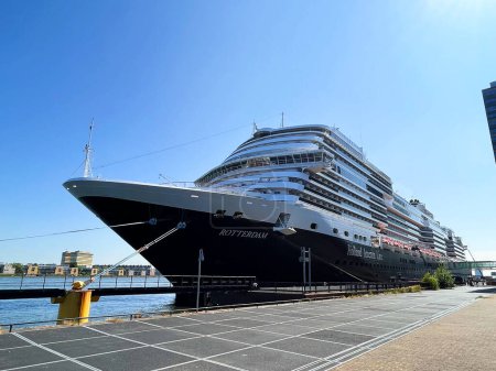 Foto de Ámsterdam, Países Bajos. 24 de junio de 2023. Cruceros de lujo en el muelle de la Terminal de Pasajeros de Ámsterdam. Foto de alta calidad - Imagen libre de derechos