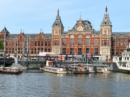 Téléchargez les photos : Amsterdam, Pays-Bas. 24 juin 2023. Gare centrale d'Amsterdams et les bateaux du canal sur la Prins Hendrikkade. Photo de haute qualité - en image libre de droit