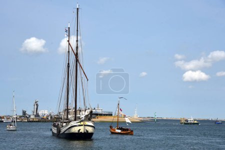 Foto de Den Helder, Países Bajos. 30 junio 2023. Una vieja barcaza en la entrada del puerto de Den Helder durante la vela 2023. Foto de alta calidad - Imagen libre de derechos