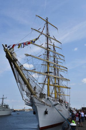 Foto de Den Helder, Países Bajos. 30 junio 2023. Un barco alto polaco y una fragata holandesa en el muelle en Den helder durante la vela 2023. Foto de alta calidad - Imagen libre de derechos