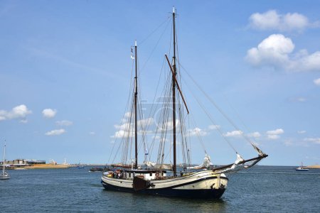 Foto de Den Helder, Países Bajos. 30 junio 2023. Una vieja barcaza en la entrada del puerto de Den Helder durante la vela 2023. Foto de alta calidad - Imagen libre de derechos