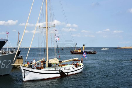 Foto de Den Helder, Países Bajos. 30 de junio de 2023. Una vieja barcaza durante los días navales en el puerto de Den Helder. Foto de alta calidad - Imagen libre de derechos