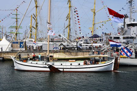 Foto de Den Helder, Países Bajos. 30 de junio de 2023. Una vieja barcaza durante los días navales en el puerto de Den Helder. Foto de alta calidad - Imagen libre de derechos