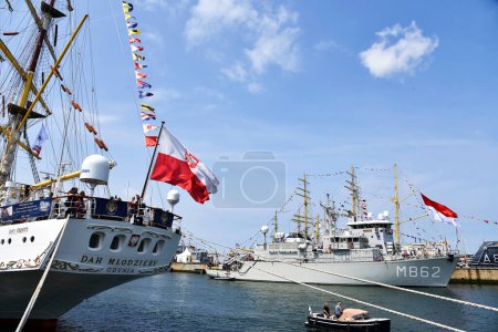 Foto de Den Helder, Países Bajos. 30 de junio de 2023. Un barco alto polaco y un buque naval en el puerto de Den Helder. Foto de alta calidad - Imagen libre de derechos