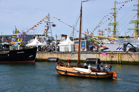 Foto de Den Helder, Países Bajos. 30 de junio de 2023. Una vieja barcaza Wieringer en el puerto de Den Helder. Foto de alta calidad - Imagen libre de derechos