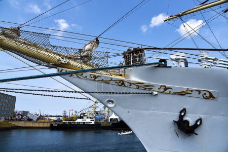 Foto de Den Helder, Países Bajos. 30 de junio de 2023. El bowsprit y aparejo de un barco alto polaco en el puerto de Den Helder. Foto de alta calidad - Imagen libre de derechos