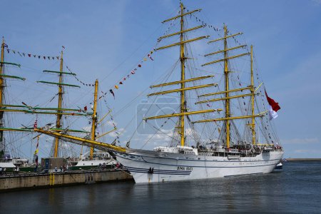 Foto de Den Helder, Países Bajos. 30 de junio de 2023. Alto barco Bima Suci de Indonesia en el puerto de Den Helder. Foto de alta calidad - Imagen libre de derechos
