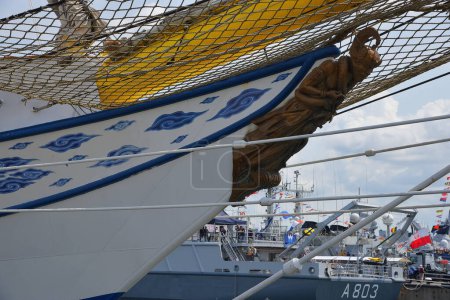 Foto de Den Helder, Países Bajos. 30 de junio de 2023. El bowsprit y la figura de un barco alto. Foto de alta calidad - Imagen libre de derechos