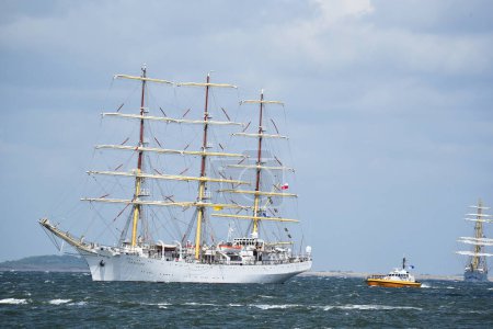 Foto de Den Helder, Países Bajos. 2 de julio de 2023. Navega desde el barco Dar Mlodziezy desde Polonia. Foto de alta calidad - Imagen libre de derechos