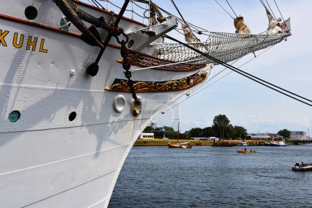 Foto de Den Helder, Países Bajos. 2 de julio de 2023. Bowsprits y figuras en barcos altos. Foto de alta calidad - Imagen libre de derechos