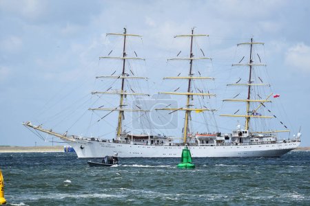 Foto de Den Helder, Países Bajos. 2 de julio de 2023. El alto barco polaco Dar Mlodziezy durante la vela en el Marsdiep en Den Helder. Foto de alta calidad - Imagen libre de derechos