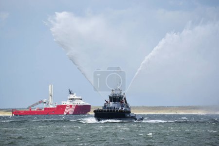Foto de Den Helder, 2 de julio de 2023. Un barco de bomberos saluda a los barcos que salen. Foto de alta calidad - Imagen libre de derechos