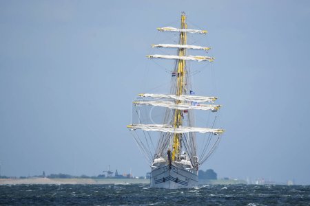 Téléchargez les photos : Den Helder, Pays-Bas. Le 2 juillet 2023. Grands navires quittant le port de Den Helder. Photo de haute qualité - en image libre de droit