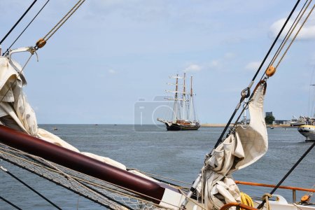 Foto de Den Helder, Países Bajos. 2 de julio de 2023. El aparejo de viejos veleros. Foto de alta calidad - Imagen libre de derechos